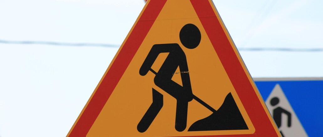 road-sign-4474011_1280